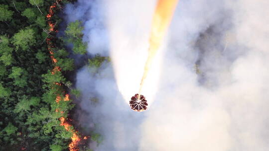 应急直升机演习打水灭森林大火