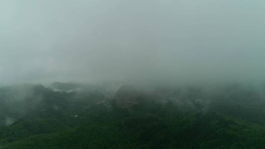 烟雨笼罩下的甘肃麦积山石窟