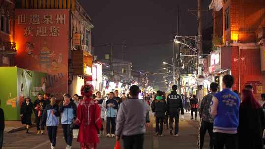 泉州西街夜晚步行街游客人流人来人往美食街