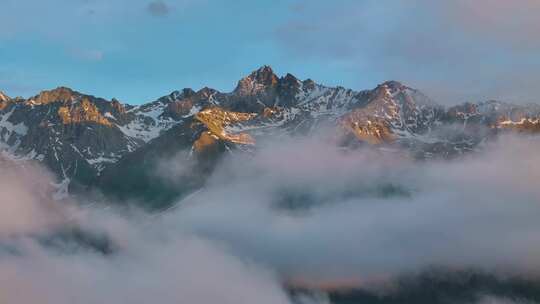 航拍新疆雪山