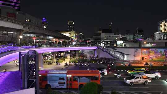 东南亚泰国曼谷网红天桥拥挤的车流和人流