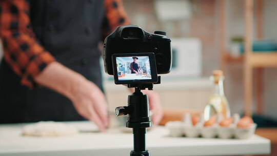 相机拍摄男人在做饭