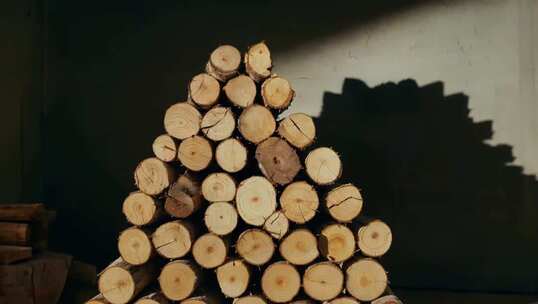 堆叠整齐的木材素材