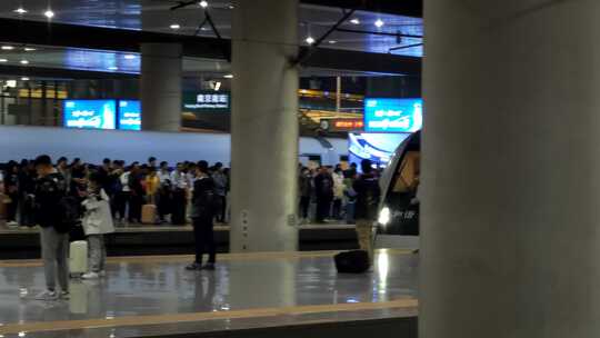 一群旅客正在等候一列进站的列车