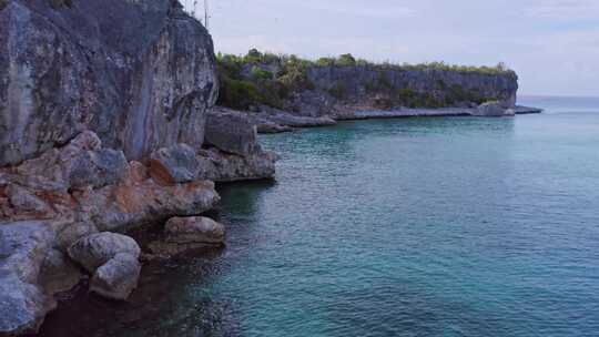 多米尼加共和国佩德纳莱斯巴伊亚德拉斯阿吉拉斯海滩的岩石喀斯特景观