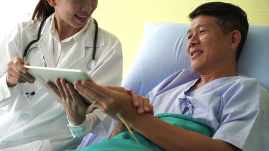 亚洲医生专家和病人正在讨论一些事情