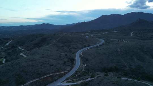 日落时分，西班牙乡村蜿蜒道路的鸟瞰图。