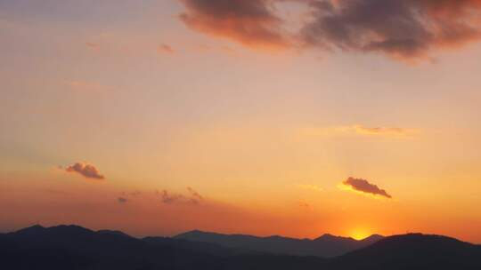 黄昏山峰日落延时唯美夕阳乡村傍晚天空晚霞