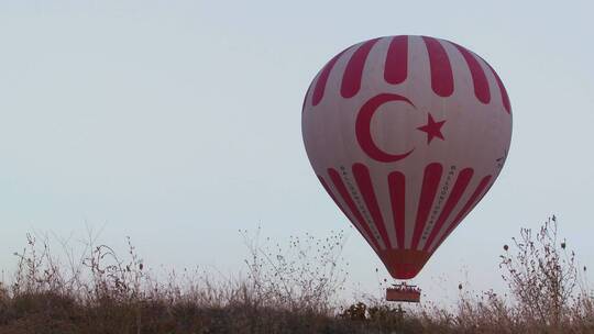 印着土耳其国旗的热气球视频素材模板下载