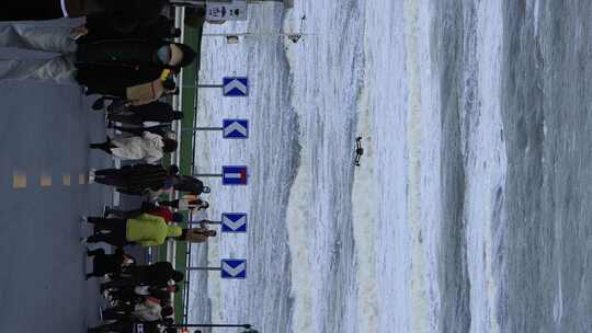 威海市国际海水浴场火炬八街海浪与打卡游客视频素材模板下载