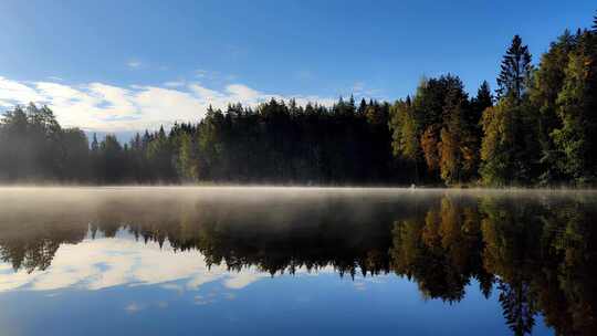超清湖面上的薄雾自然景观