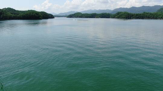 千岛湖里清澈的湖水