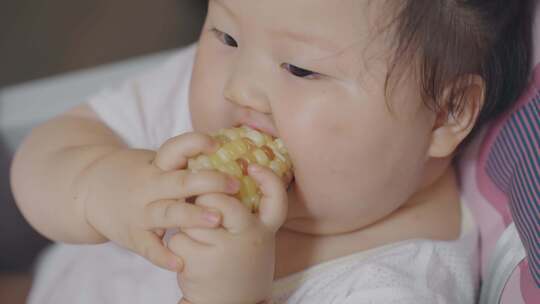 宝宝吃玉米