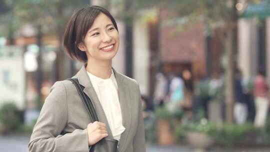 元朝明通勤女性