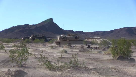 坦克在沙漠中开火