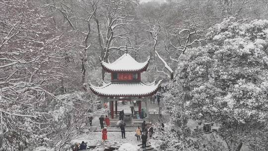 航拍城市风光长沙雪景古建筑爱晚亭雪景