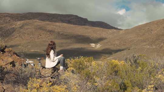 喝咖啡的女人，背景是山