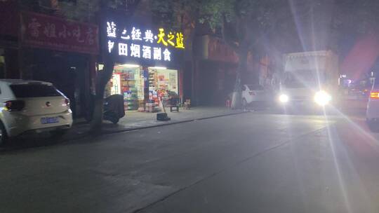 城市夜晚街景人流房屋商铺灯火通明