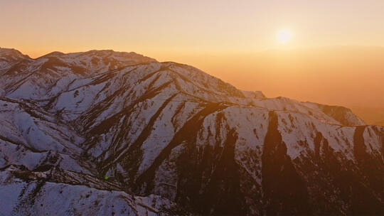 日落时分金黄色的雪山山峰晚霞峡谷航拍视频素材模板下载