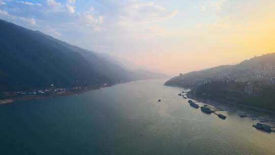 长江三峡日落沿江前行航拍