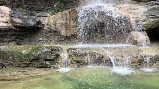 济南龙洞景区佛峪胜境，泉水喷涌瀑布之流