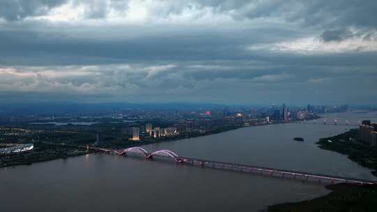 乌云下的南昌生米大桥航拍视频素材模板下载