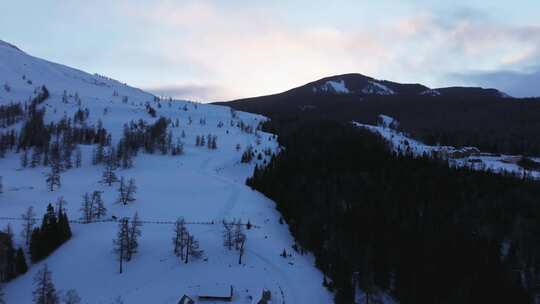 航拍新疆冬季喀纳斯河流晨雾雪山森林雪景