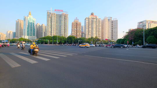 城市交通十字路口电动车视频素材模板下载