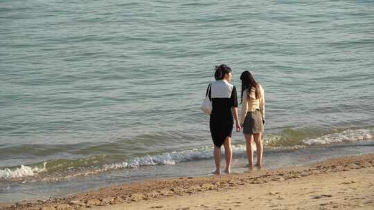 在海边观光的两位小姐姐