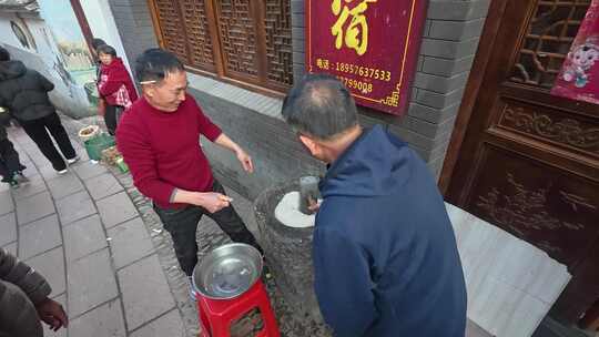 石臼下的韵律：乡村文旅中的传统美食捣米