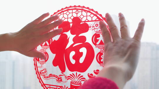 亚洲中国母子春节贴窗花
