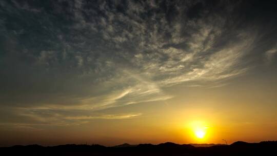 夕阳穿过漆黑的山丘视频素材模板下载