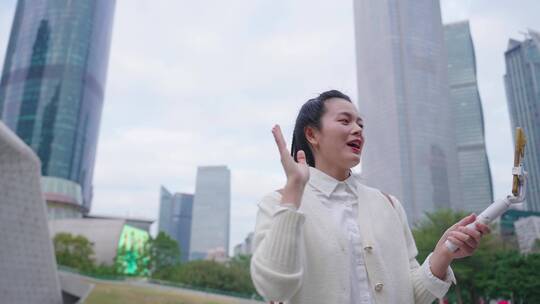 正在户外直播的女孩视频素材模板下载