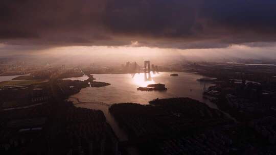 震撼台风天乌云光照下的金鸡湖东方之门