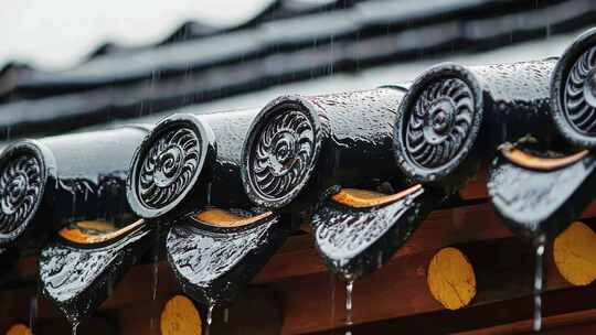 江南古建筑雨季清明节屋檐滴水雨水流淌