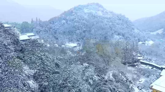 4K航拍飞来峰上天竺法喜禅寺雪景视频