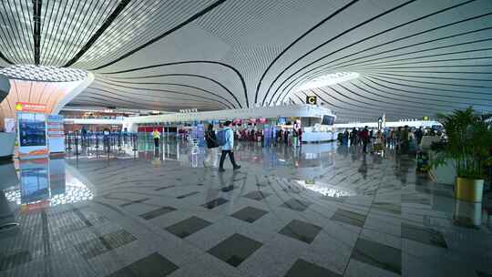 北京大兴国际机场航站楼内建筑与旅客视频素材模板下载