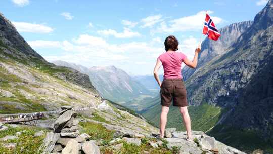 Trollstigen地区挂挪威国旗的游