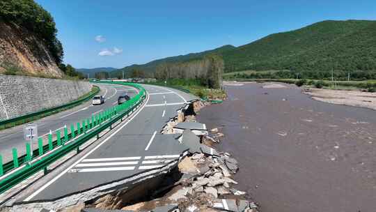 被洪水冲坏的道路