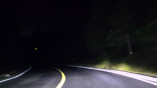 重庆仙女山夜间道路行车