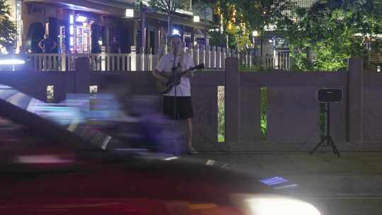 夏夜低语：流浪歌手与城市的秘密对话