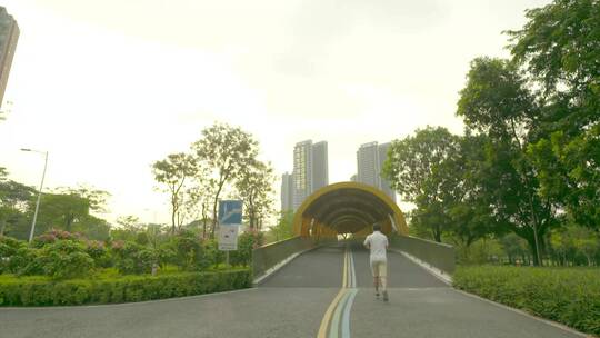 男子晨跑晨练跑步背影天桥绿道慢跑减肥锻炼