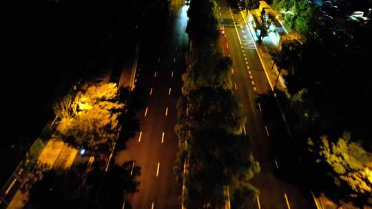 城市马路行驶的车辆车流夜景