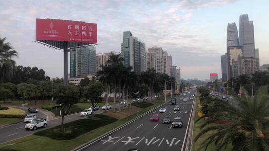 夕阳下的城市道路