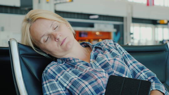 乘客在机场候机楼睡觉