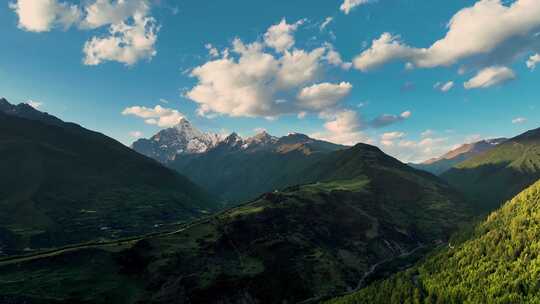 川西雪山自然风光全景
