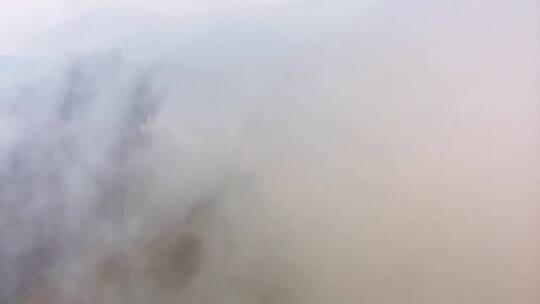 山间云雾弥漫长城景象