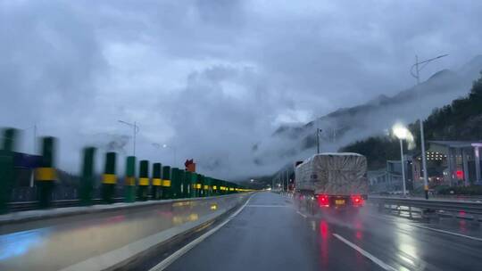 雨天高速行车片段，烟雨山中穿行