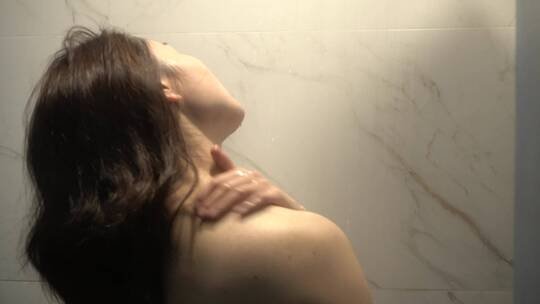 女人洗澡的背影视频素材模板下载