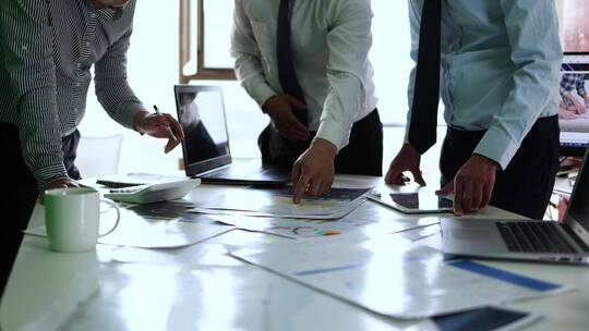 公司市场销售团队开会交流业绩数据